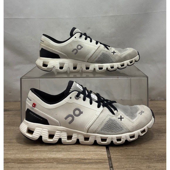 On Cloud X Swiss Engineering Running Shoes Women's Size 8 White Black - Picture 1 of 10